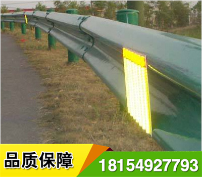 道路輪廊標(biāo)的英文名稱 Delineator，它是沿道路兩側(cè)邊緣設(shè)置、用于顯示道路邊界輪廓、指引車輛正常行駛、具有逆反射性能的一種交通安全設(shè)施，從功能上說(shuō)，輪廓標(biāo)是一種視線誘導(dǎo)設(shè)